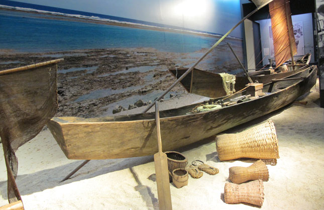 Thuyền buôn của vương quốc Ryukyu trưng bày tại Bảo tàng Okinawa. Ảnh: ANH SƠN