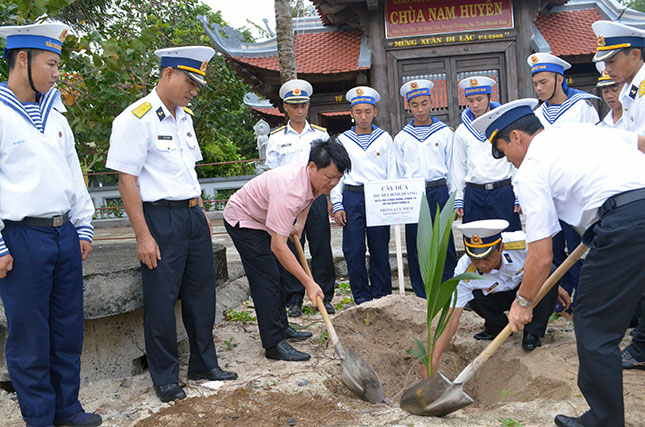 Lãnh đạo Vùng 4 Hải quân trồng dừa lưu niệm trong dịp Tết trồng cây 2017. Ảnh: NGỌC PHÚ