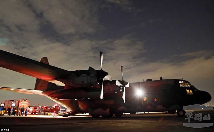   Máy bay vận tải quân sự C-130 được điều động để trợ giúp công tác cứu hộ các nạn nhân động đất. Ảnh: EPA.