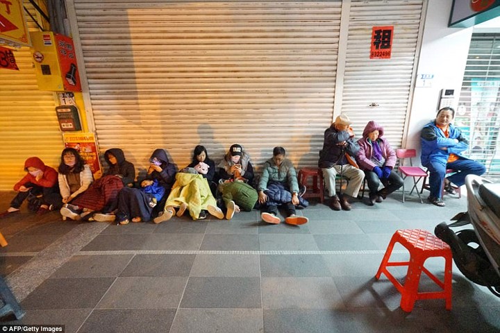 Người dân ngồi la liệt trên lề đường sau vụ động đất. Ảnh: AFP/Getty.