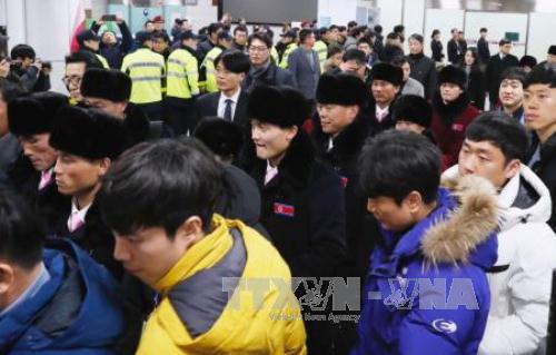Đoàn vận động viên Triều Tiên tới sân bay Yangyang, Hàn Quốc ngày 1/2. Ảnh: Kyodo/TTXVN