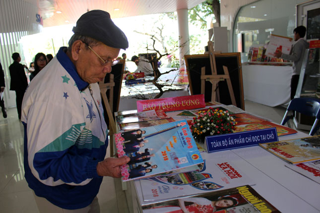Độc giả xem các ấn phẩm báo, tạp chí được trưng bày.