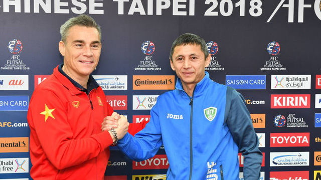 HLV Miguel Rodrigo (trái) tuyên bố đội tuyển futsal Việt Nam sẽ đánh bại Uzbekistan trong trận tứ kết giải châu Á