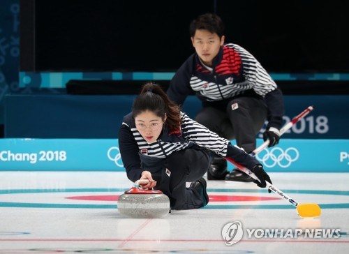 Korean mixed doubles curling team of Jang Hye-ji (front) and Lee Ki-jeong practices at Gangneung Curling Centre in Gangneung, Gangwon province, on Feb. 7, 2018.(Photo: Yonhap News)