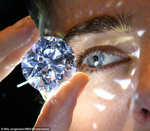 Viên kim cương 102,34 cara được tìm thấy tại một mỏ khai thác ở Botswana, nó được cho là “viên kim cương trắng hiếm có” từng xuất hiện trên thị trường.