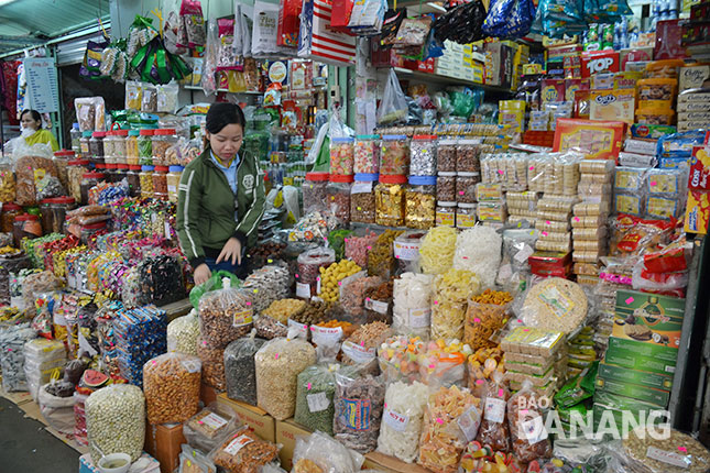 Chợ Hàn luôn là điểm thu hút khách mua sắm trong những ngày giáp Tết nhờ phong phú hàng hóa. Ảnh: Đ.L
