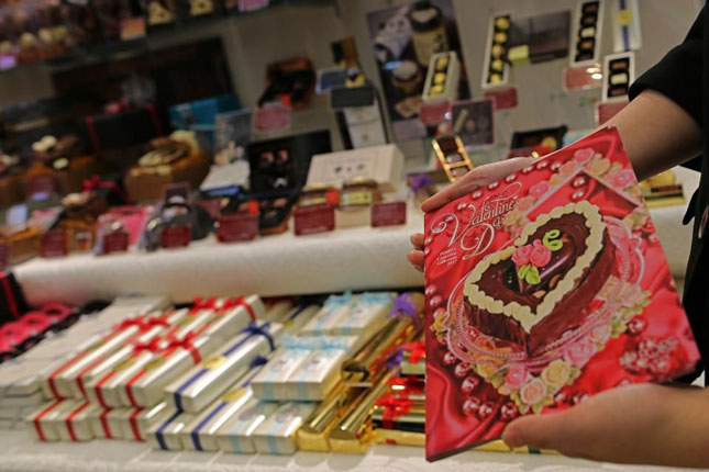 Phụ nữ Nhật Bản cả độc thân hay có gia đình đều tặng chocolate cho chồng/bạn trai/đồng nghiệp nam như một sự bắt buộc. Nếu thể hiện tình yêu thì sẽ tặng món quà làm bằng tay hoặc một hộp chocolate.