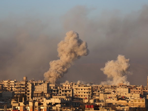 Khói bốc lên từ khu vực Arbin, ngoại ô Damascus, Syria. (Nguồn: AFP/TTXVN)