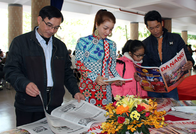 Gần 200 ấn bản báo Xuân của các cơ quan báo chí Trung ương và địa phương trưng bày tại Hội báo Xuân thu hút người xem.