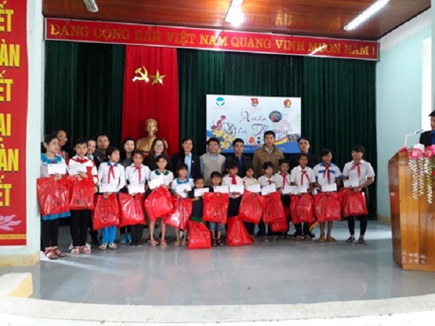  Poor pupils of the Kim Dong Primary School receiving their gifts (Photo: http: thanhdoandanang.org.vn)
