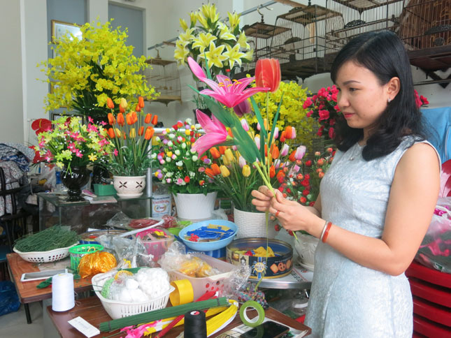 Bên cạnh hoa tươi, hoa vải cũng là sự lựa chọn trang trí trong nhà dịp Tết của nhiều người.