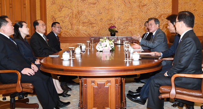 Tổng thống Hàn Quốc tiếp các quan chức cấp cao của Triều Tiên. (Nguồn: YONHAP/TTXVN)