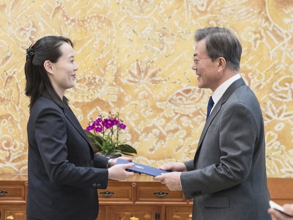 Bà Kim Yo-jong (trái) chuyển thư của Nhà lãnh đạo Triều Tiên Kim Jong-un tới Tổng thống Hàn Quốc Moon Jae-in (phải) trong cuộc gặp tại Seoul ngày 10/2. YONHAP/TTXVN