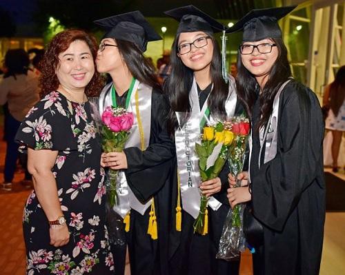 Chị em sinh 3 người Việt đã tạo ra dấu ấn trên đất Mỹ khi trở thành 3 người tốt nghiệp Học viện Evolution với số điểm cao nhất năm 2017.
