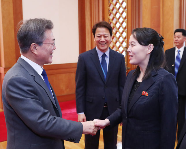 Bà Kim Yo Jong, em gái của nhà lãnh đạo Kim Jong-un gặp gỡ Tổng thống Hàn Quốc Moon Jae-in (bìa trái) tại Nhà Xanh. 	Ảnh: AFP/Yonhap