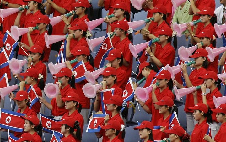 Theo báo giới Hàn Quốc, các cô gái này có thể bị phạt nặng nếu cổ vũ lệch chuẩn.