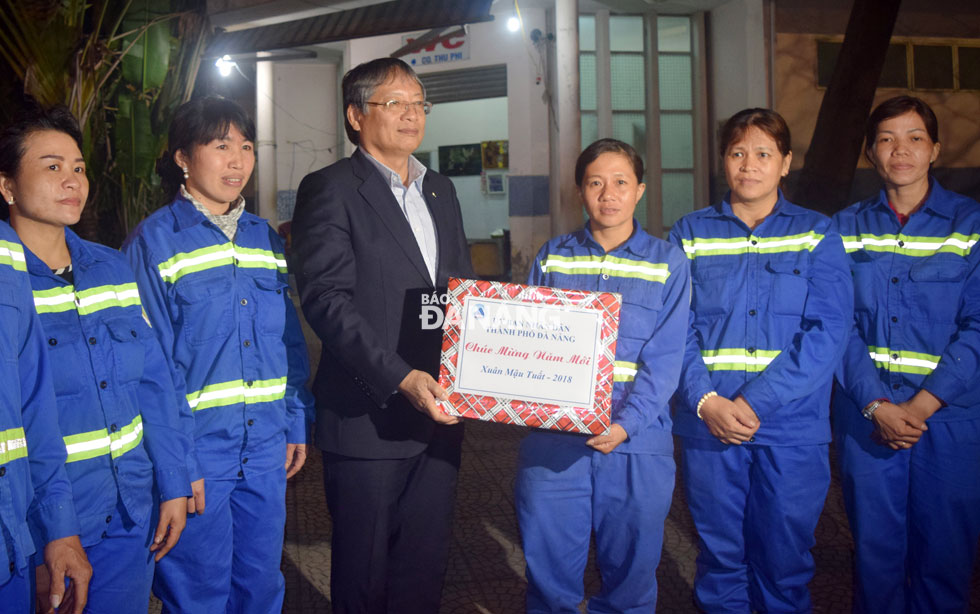  Vice Chairman Tuan presenting a Tet gift to employees from Son Tra Wastewater Treatment Plant