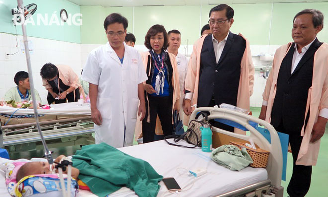 Chairman Tho (2nd right) visiting children at the hospital 