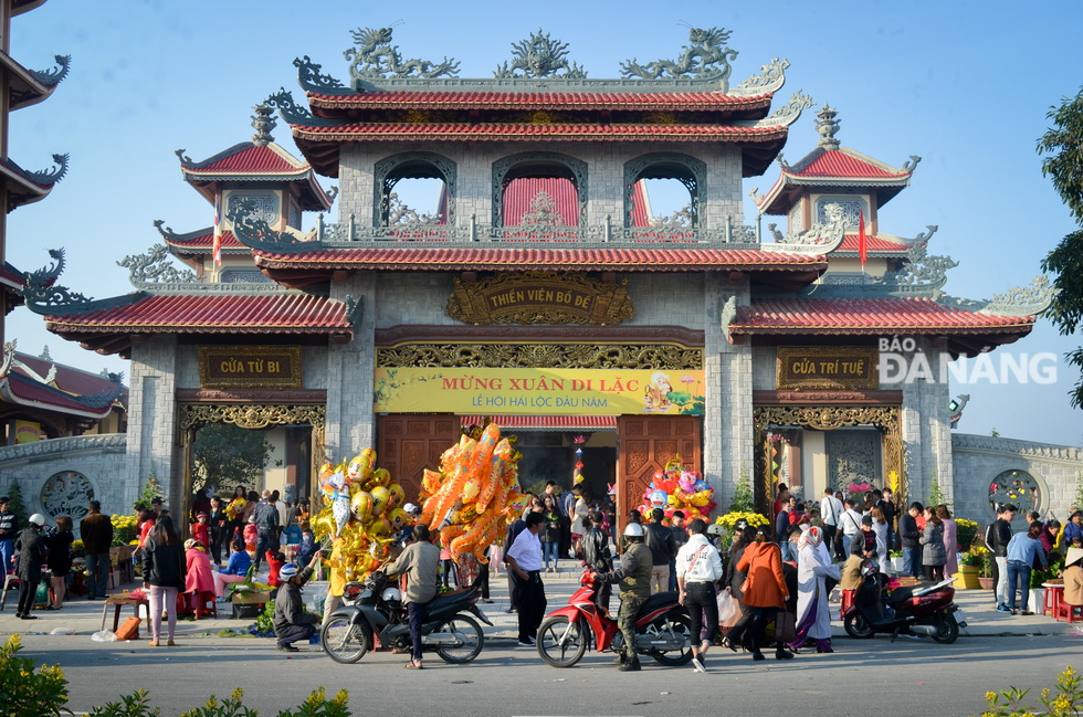 Không khí nhộn nhịp trước cổng Bồ Đề Thiền Viện (phường Hòa Minh, quận Liên Chiểu). Ảnh: XUÂN SƠN