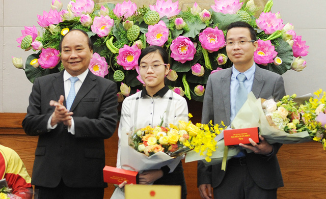 Đinh Thị Hương Thảo (giữa) giành học bổng 6,5 tỷ từ ĐH MIT.