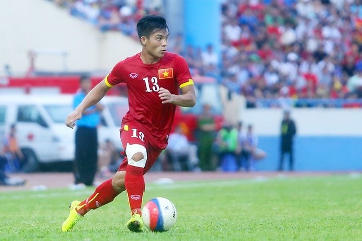 Tiền vệ Huỳnh Tấn Tài (sinh năm 1994): Dù cho CLB chủ quản là Long An có một mùa giải đáng quên, nhưng Huỳnh Tấn Tài vẫn thể hiện được những phẩm chất của mình tại đấu trường V-League. Anh là mẫu tiền vệ hiếm hoi của bóng đá Việt Nam có thể chơi tốt ở nhiều vị trí ở tuyến giữa.