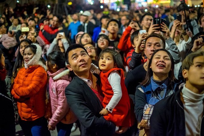 Người dân Việt Nam xem trình diễn pháo hoa ở khu phố cổ, thủ đô Hà Nội.