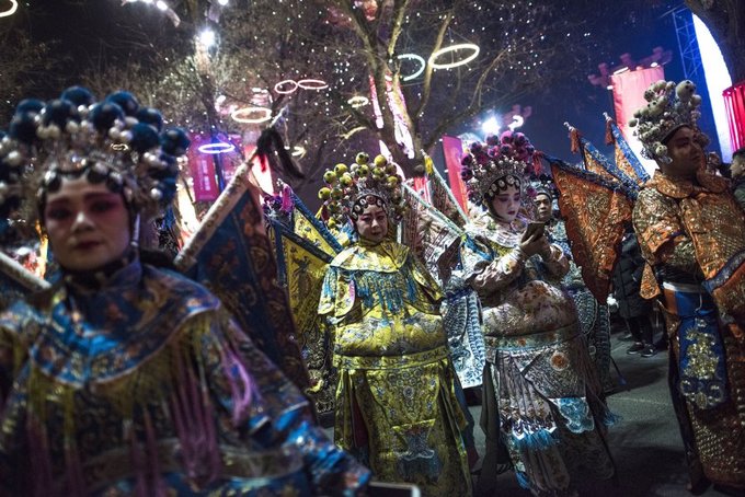 Các nghệ sĩ trong trang phục kinh kịch truyền thống chuẩn bị cho lễ diễu hành tại thành phố Tây An, tỉnh Thiểm Tây, Trung Quốc.