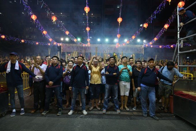Người dân xếp hàng để xin hương cầu may vào đêm giao thừa tại ngôi chùa thờ Quan Thế Âm bố tát nổi tiếng ở Singapore.