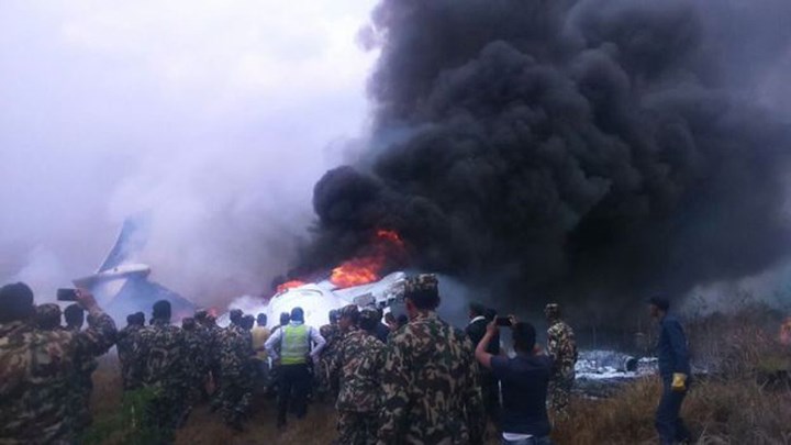 Ảnh: Hiện trường vụ máy bay gặp nạn khi hạ cánh ở Nepal, 50 người chết