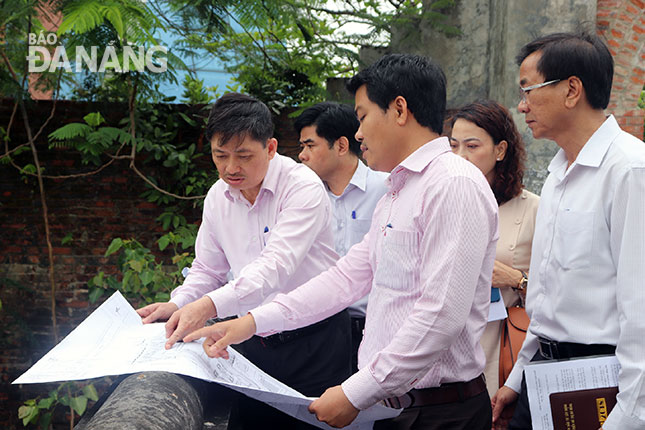Trưởng ban Tuyên giáo Thành ủy Đặng Việt Dũng (trái) chỉ đạo tại buổi khảo sát.