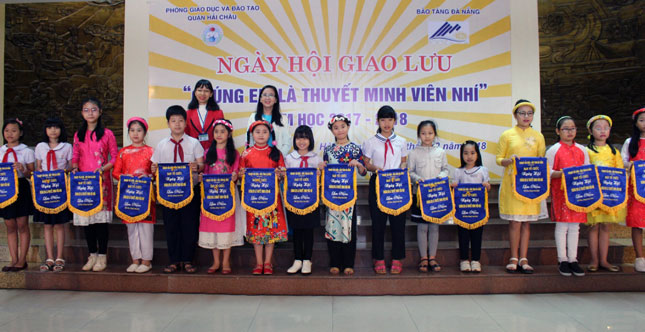 Chương trình ngày hội giao lưu “Chúng em là thuyết minh viên nhí” thu hút đông đảo các em học sinh trên địa bàn quận.  Ảnh: Huỳnh Trang