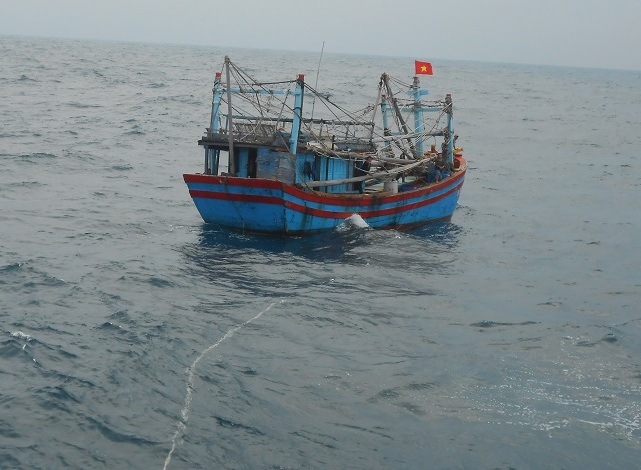 Tài cá ĐNa 90305 TS đang trôi dạt trên biển được tàu hải quân 363 của Vùng 3 Hải quân kéo vào bờ.