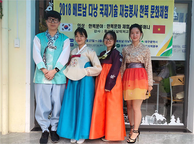 Các học sinh thành phố hào hứng trải nghiệm hanbok và tìm hiểu nét văn hóa đặc sắc của trang phục truyền thống Hàn Quốc.