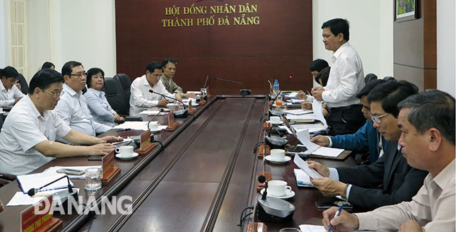 Phó Chủ tịch HĐND thành phố Nguyễn Nho Trung phát biểu tại phiên họp thường kỳ tháng 3 của Thường trực HĐND thành phố.  			                    Ảnh: SƠN TRUNG 