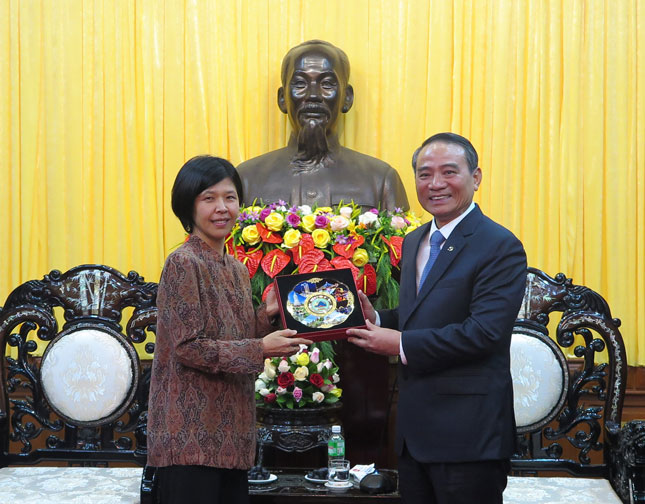 Bí thư Thành ủy Trương Quang Nghĩa tặng quà lưu niệm Đại sứ Ping Kitnikone.  Ảnh: SƠN TRUNG