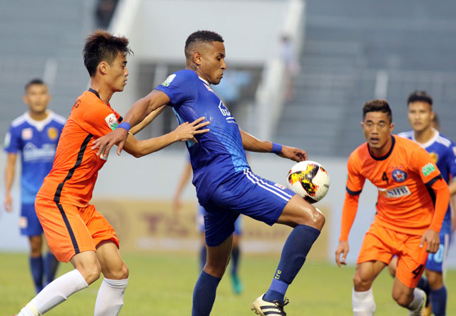 Với màn thể hiện xuất sắc sau 2 vòng đấu đầu tiên của V-League 2018, Lâm Anh Quang (áo cam) đã được tập trung vào đội tuyển Việt Nam lần này.   			                 Ảnh: ANH VŨ