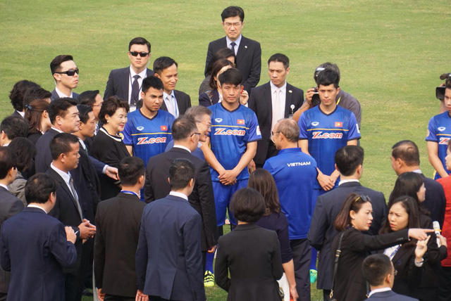 Tổng thống Hàn Quốc trò chuyện với HLV Park và các cầu thủ U23 Việt Nam.