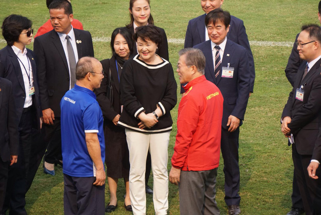 Tổng thống Hàn Quốc cùng Phu nhân vui vẻ trò chuyện cùng người đồng hương đang rất được người dân Việt Nam yêu mến.