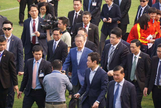 Tổng thống Hàn Quốc (mặc áo vest xanh) tới giao lưu với các tuyển thủ U23 Việt Nam.