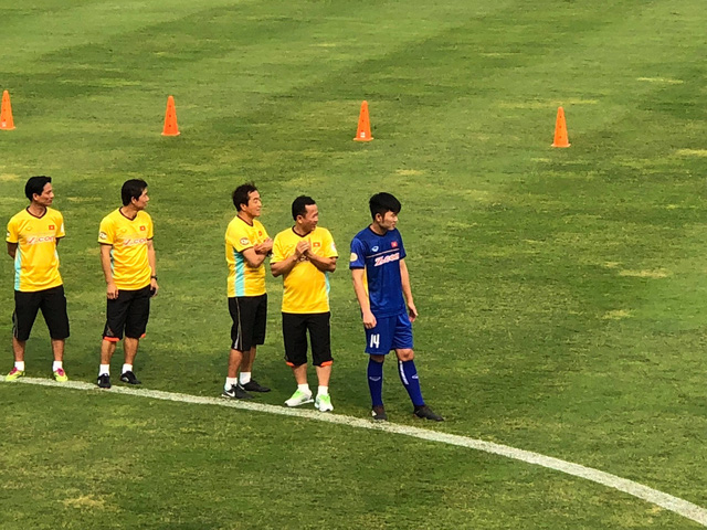 Đội trưởng Xuân Trường (áo xanh) cùng các trợ lý chờ trong sân.