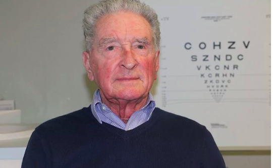 Ông Douglas Waters đã có thể đọc được trở lại sau khi trở thành người đầu tiên trên thế giới được ghép miếng dán tế bào gốc vào mắt.