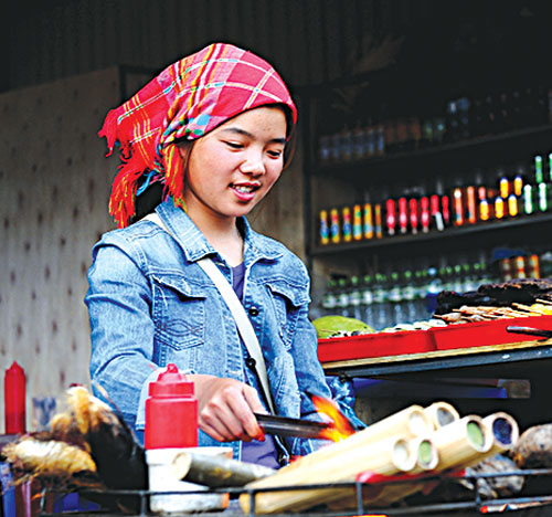 Thiếu nữ người Mông với những món ăn truyền thống sẵn sàng phục vụ du khách.