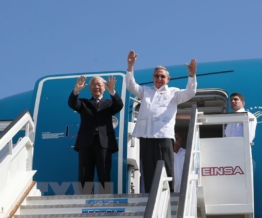 General Secretary of the Communist Party of Vietnam Nguyen Phu Trong (L) and First Secretary of the Communist Party of Cuba (PCC) Central Committee and President of the Councils of State and Ministers of Cuba Raul Castro leaves Havana for Santiago de Cuba (Photo: VNA)