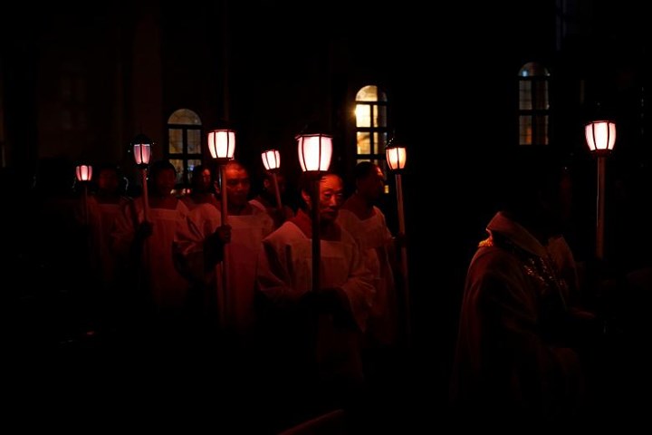 Người theo đạo Thiên chúa tại Trung Quốc cử hành lễ Phục sinh tại một nhà thờ ở Thượng hải.
