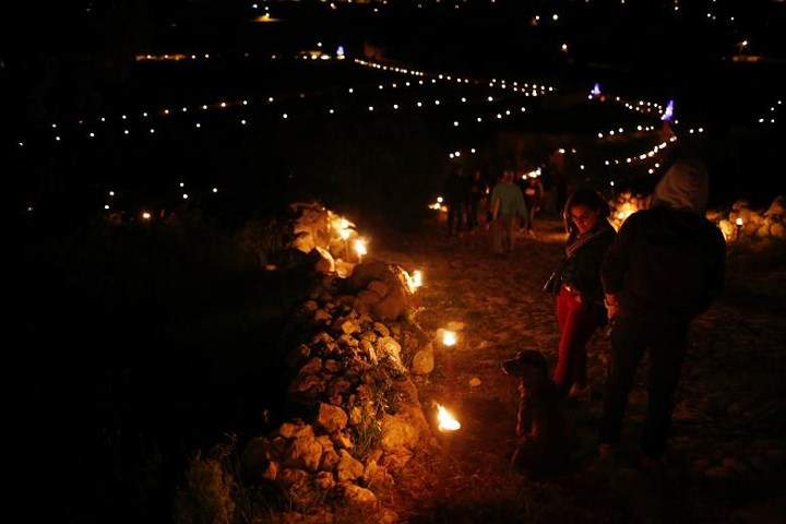 Người theo đạo Thiên chúa hành hương lên Laferla Cross- địa điểm cao nhất tại Malta trong lễ Phục sinh.
