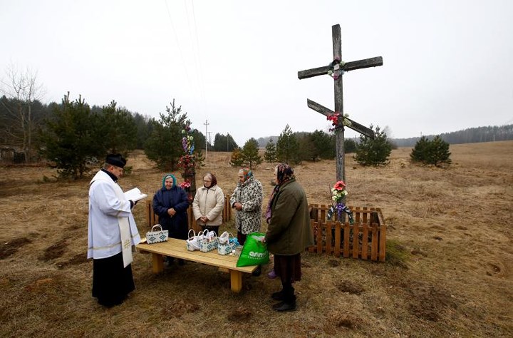 Giáo sĩ Đạo thiên chúa tại lễ Phục sinh ở làng Zhykhi, Belarus.