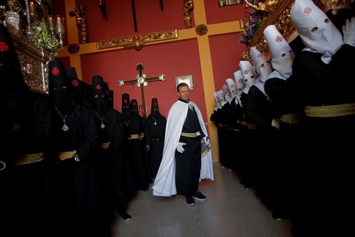 Những người theo đạo Thiên chúa dòng anh em Santo Entierro tham gia lễ Phục sinh.