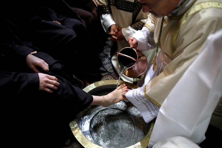 Tổng Giám mục Pierbattista Pizzaballa thực hiện nghi thức rửa chân cho người dân tại Thành cổ Jerusalem.