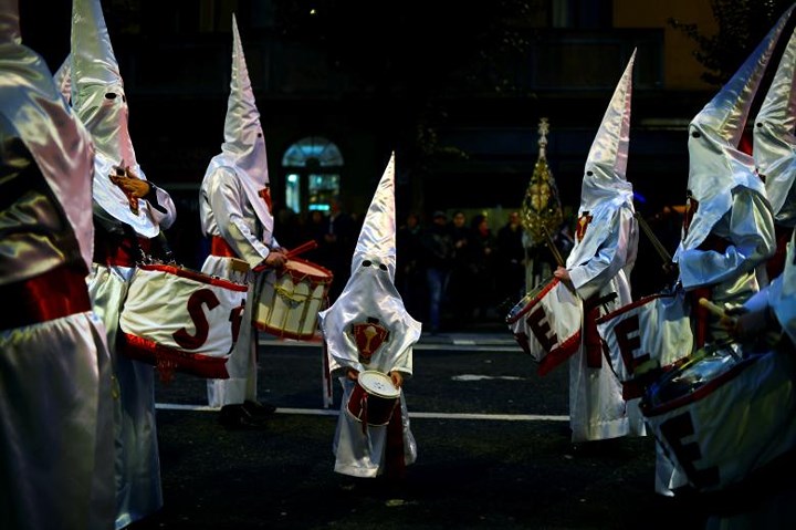 Một nhóm người theo đạo Thiên chúa tham gia lễ phục sinh tại Bilbao, Tây Ban Nha.
