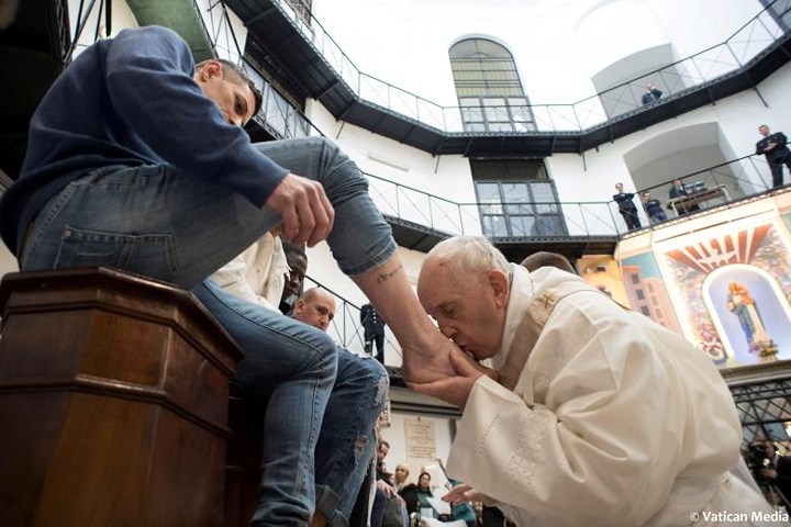 Giáo hoàng Francis hôm chân một tù nhân tại nhà tù Regina Coeli trong một buổi lễ tại Rome, Italy.